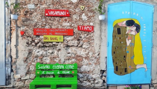 Angoli di bellezza per combattere lo spopolamento, a Mileto portoni colorati con il progetto “Portiamo arte”