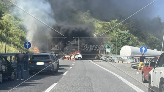 Momenti di pauraIncidente sull’A2 nel Cosentino, un’auto prende fuoco: ferite due persone