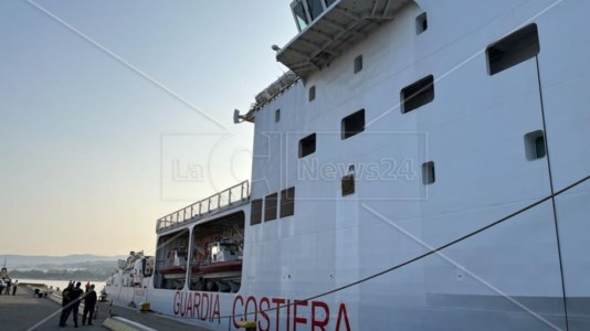 Emergenza senza fineMigranti, ancora uno sbarco in Calabria: 400 persone arrivate al porto di Reggio a bordo della nave Diciotti
