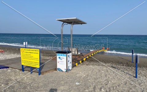 Turismo accessibileA Siderno la prima spiaggia pubblica con discesa a mare motorizzata per disabili