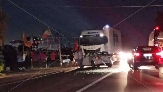 Strade pericoloseUn altro grave incidente sulla 106 nel territorio di Corigliano Rossano: impatto tra due auto