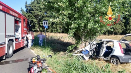 Domenica di sangueIncidente tra Borgia e Girifalco, auto si schianta contro un albero: muore 16enne, 3 feriti gravi