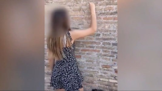 VandalismoNuovo sfregio al Colosseo, turista svizzera sorpresa a incidere l’iniziale del suo nome