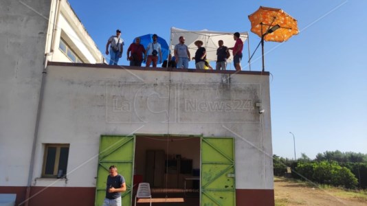 La protestaOperai del Consorzio di Trebisacce sul tetto della centrale idroelettrica di Corigliano Rossano: «Non ci pagano da 7 mesi»