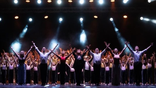 Serata magicaL’arte della danza fa sognare Siderno, 130 ballerini incantano piazza Portosalvo