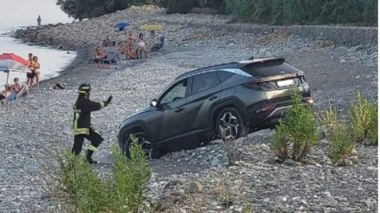 Tragedia sfiorataPaura a Trebisacce, auto si mette in moto da sola e finisce sulla spiaggia tra i bagnanti