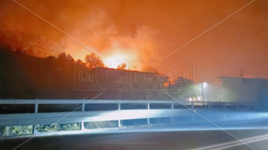 Momenti di pauraIncendio nel Reggino, decine di famiglie sfollate nel cuore della notte a Capo d&rsquo;Armi
