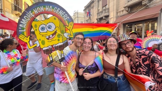 In piazzaReggio Calabria Pride: il corteo arcobaleno travolge la città con colori, canti e musica