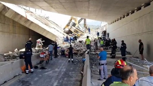 Ricerche in corsoTragedia in Grecia, crolla un ponte vicino a Patrasso: un morto e due dispersi