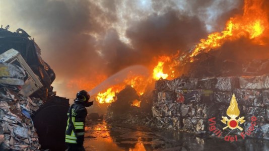 È emergenzaCalabria nella morsa degli incendi, le fiamme travolgono anche un’azienda reggina di rifiuti