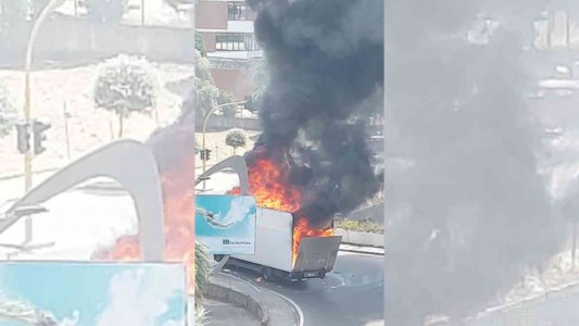 Incendio in pieno centroCorigliano Rossano, camion pieno di detersivi va a fuoco a un semaforo: allarme tra residenti e passanti