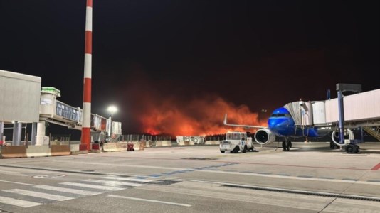L’emergenzaIncendi in Sicilia, Palermo nella morsa del fuoco: chiuso l’aeroporto. A San Martino delle Scale muore una donna