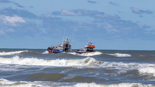 Dramma in mareTragedia al largo delle coste olandesi, scoppia un incendio a bordo di una nave cargo: almeno un morto