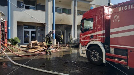 Attimi di panicoIncendio nel magazzino di una struttura riabilitativa a Cosenza, paura tra i residenti della zona