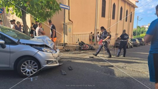 Sangue sulle strade calabresiTragico incidente a Corigliano, scontro auto-moto: muore un 26enne
