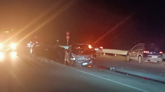 Sangue sulle strade calabresiEnnesimo incidente stradale sulla statale 106 a Corigliano Rossano: coinvolti un autobus e due auto. Tre feriti