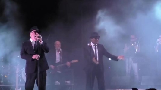 MusicaTutti scatenati per il concerto dei Blues Brothers a Siderno, in 20mila invadono il lungomare