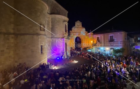Il festivalGerace, la magia dell’arte di strada incanta il borgo: tre giorni di esibizioni nelle vie del centro storico