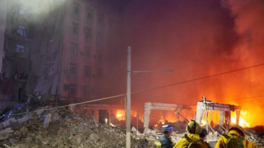 Guerra infinitaUcraina, missile russo colpisce un condominio a Dnipro: almeno tre feriti