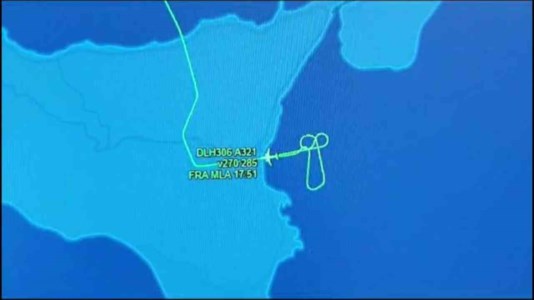 Sorpresa in voloLa torre di controllo nega l’ok all’atterraggio a Catania, il pilota dell’aereo disegna in cielo una rotta a forma di pene