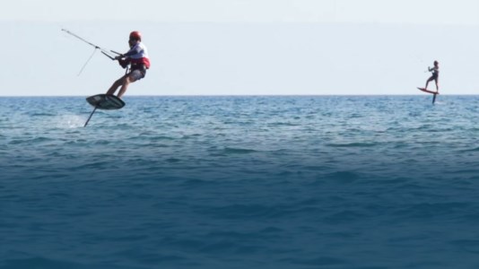 Sulla cresta dell'onda: a Gizzeria si riunisce il top mondiale del kitesurf