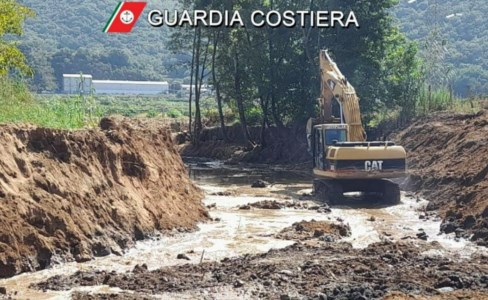Inquinamento CalabriaMare marrone a Pizzo, la Guardia costiera scopre lavori abusivi sulla sponda di un affluente del fiume Angitola