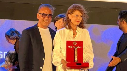 Il riconoscimentoMagna Grecia Film Festival, il maestro orafo Peppe Spadafora ha premiato Susan Sarandon