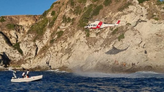 In voloPrecipita da scogliera a Capo Vaticano, il salvataggio con l’elicottero della Guardia costiera