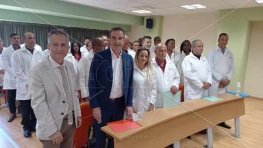 Il presidente Roberto Occhiuto ed il rettore Unical Nicola Leone con la seconda brigata di medici cubani giunta in Calabria nell’agosto 2023