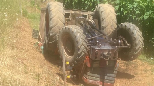 Tragico incidenteTragedia nel Catanzarese, si ribalta con il trattore e resta schiacciato: muore 75enne