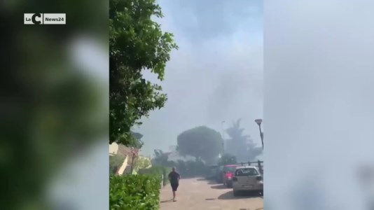 Paura sulla costa ionicaVasto incendio tra Villapiana e Sibari, le fiamme lambiscono un villaggio turistico. Esplode una bombola di gas