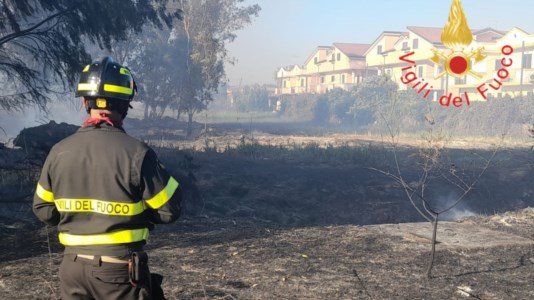 Fuoco nell’Alto IonioIncendio a Villapiana, panico tra gli ospiti dei villaggi: l’intervento dei soccorsi riesce a scongiurare il peggio