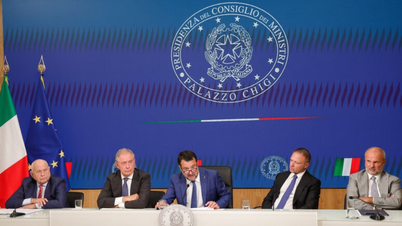 Un momento della conferenza stampa per la presentazione del decreto di agosto