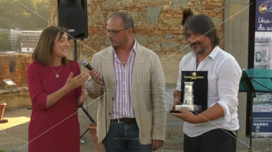 La kermessePremio letterario Caccuri 2023, Domenico Dara vince la sezione narrativa