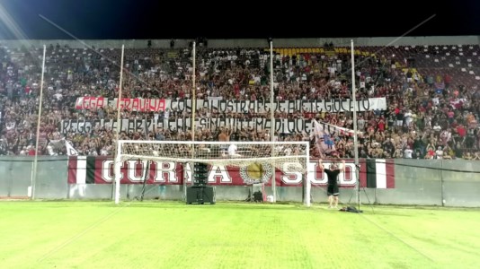 La manifestazioneReggina, i tifosi al Granillo per celebrare l’orgoglio amaranto