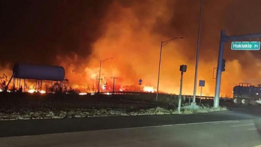 Emergenza incendiHawaii in fiamme, 53 morti e una città distrutta. Dichiarato lo stato d’emergenza a Maui
