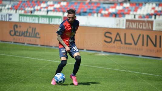 Manuel Marras con la maglia rossoblù