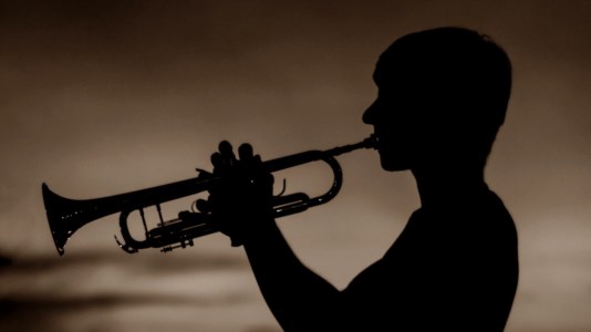 Affascinante enigmaA mezzanotte esatta risuonano le note del “Silenzio”, nel Trevigiano è caccia al trombettista misterioso