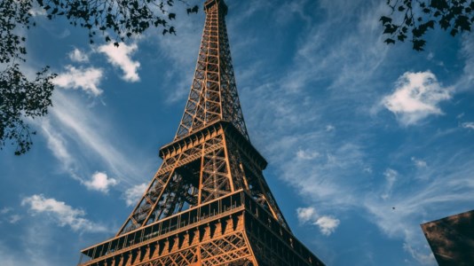 Attimi di pauraAllarme bomba a Parigi, evacuata la Tour Eiffel. Polizia e artificieri al lavoro in tutta la zona