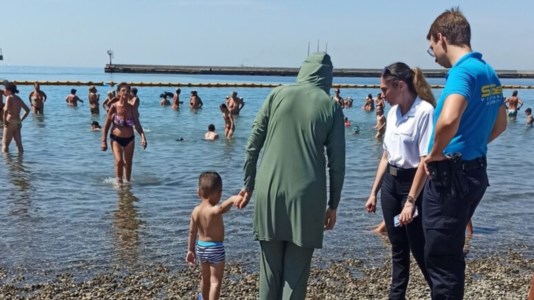 Donne musulmane allontanate da un lido a Trieste
