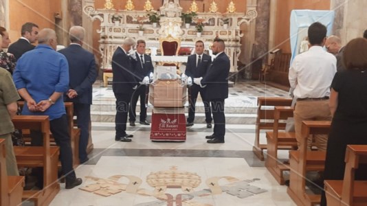 Straziante addioL’ultimo saluto a Giuseppe Profiti, a Catanzaro i funerali del commissario di Azienda zero
