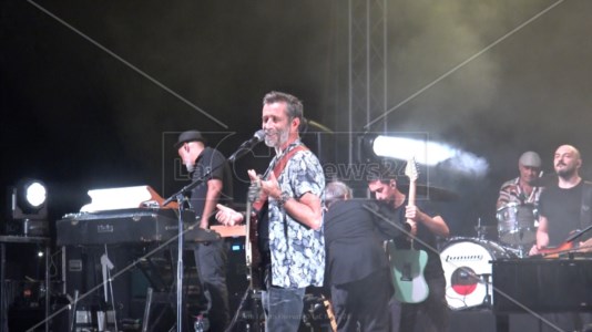 Ferragosto in musicaCorigliano Rossano, la piazza canta con Daniele Silvestri e la sua band: «Stasera casa nostra è qui»