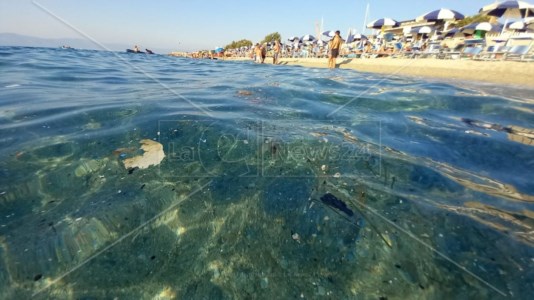 Estate in Calabria«Mai così sporco»: protestano bagnanti e turisti nel Vibonese per le condizioni del mare