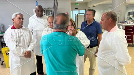 Sanità CalabriaSei medici cubani all’ospedale di Reggio: «Ci daranno un aiuto importante ma questa non è la soluzione definitiva»