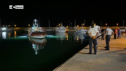 Emergenza continuaMigranti, 22 persone arrivate al porto di Roccella. È il secondo sbarco negli ultimi tre giorni