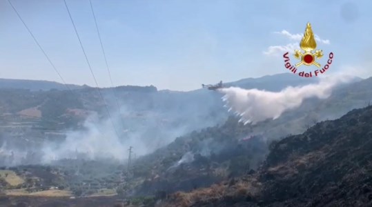 Inferno di fuocoVasto incendio nella Locride: fiamme vicine al Santuario della Madonna dello Scoglio