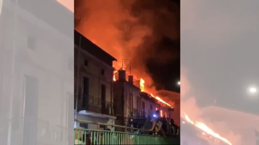 In fiammeVasto incendio tra le case a Sant’Eufemia di Aspromonte. Evacuate alcune abitazioni