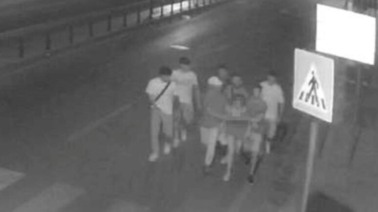 I sette ragazzi e la vittima ripresi da una telecamera della videosorveglianza