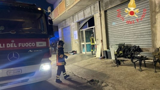 L’interventoIncendio nel Catanzarese, in fiamme un negozio di generi alimentari e cartoleria: sul posto i vigili del fuoco