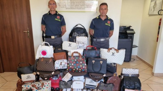 Lotta al taroccoVestiti, occhiali e accessori contraffatti: nel Catanzarese sequestrati 900 prodotti. Avrebbero fruttato 17mila euro